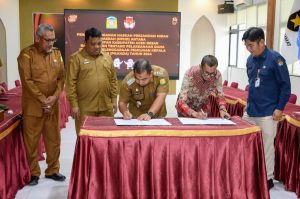 Pj Bupati Aceh Besar dan KIP Aceh Tandatangani NPHD