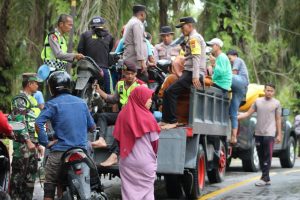Wakapolres Aceh Singkil Turun Langsung Bantu Masyarakat di Lokasi Banjir