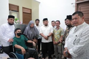 Jelang Hari Guru, Pj Bupati Iswanto Serahkan Kursi Roda Untuk Guru Sakit