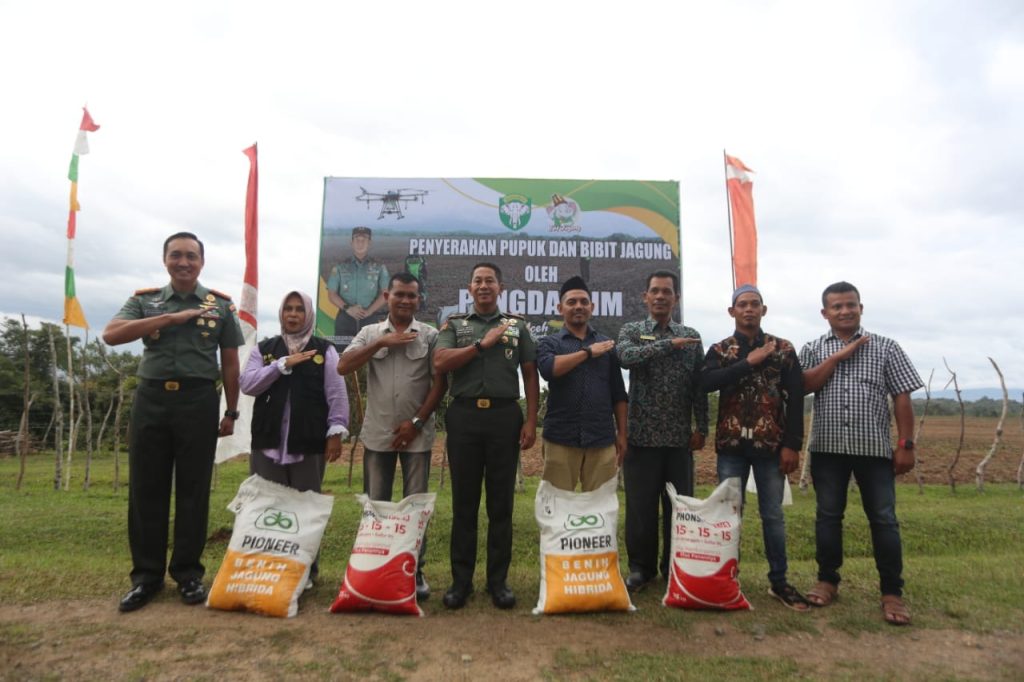 Pangdam IM Buka Lahan Baru I’M Jagong dan Serahkan Bibit Jagung untuk Warga Siron Blang