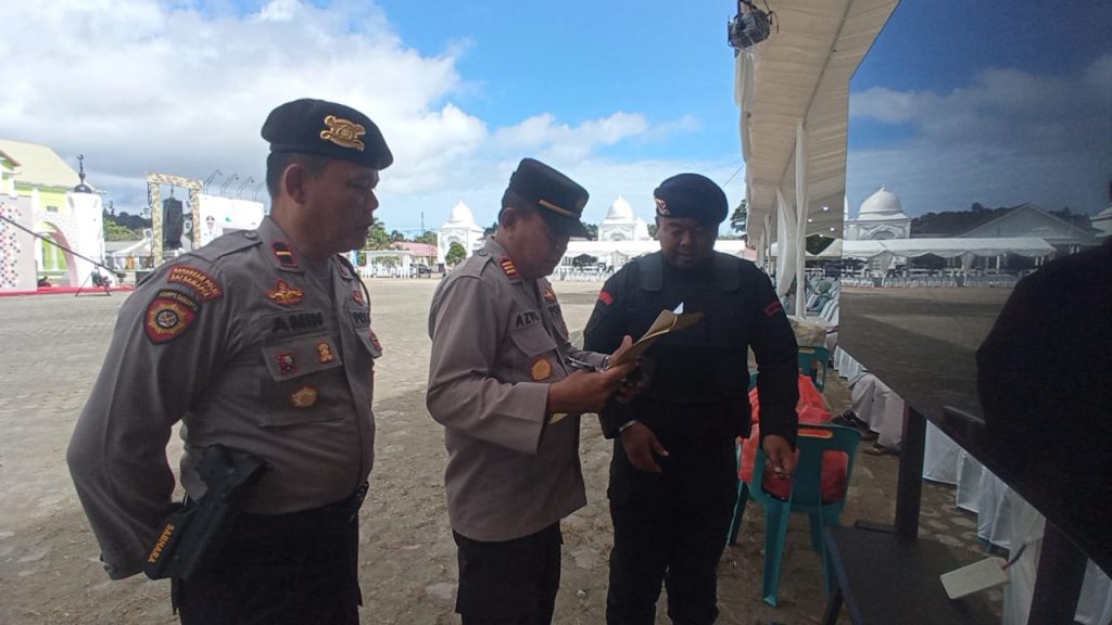 Personel Brimobda Polda Aceh Lakukan Sterilisasi Tribun MTQ Ke-36