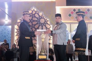 Pj Bupati Aceh Besar Serahkan Piala Bergilir MTQ ke Penjabat Gubernur