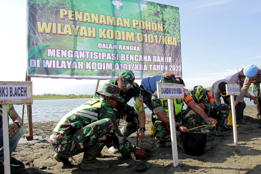 Kodim 0101/KBA Gelar Karya Bakti Bersih Pasar dan Taman Pohon Mangrove