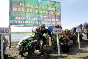 Kodim 0101/KBA Gelar Karya Bakti Bersih Pasar dan Taman Pohon Mangrove