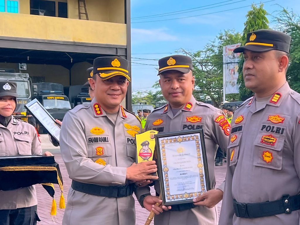 Kapolresta Banda Aceh Berikan Penghargaan Kepada Personel Berprestasi dan Enam Polsek Terbaik