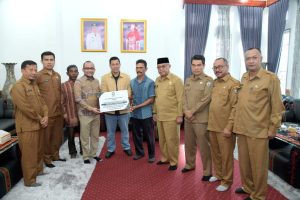 PT PEMA Serahkan Bantuan Pupuk Kepada Koperasi Pengelola Pisang Cavendish Bener Meriah