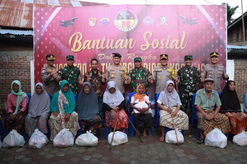 AKABRI TNI Polri Angkatan 1998 Serahkan Bansos di Siron Blang