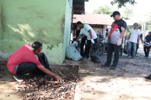 Pj Bupati Aceh Besar Pimpin Aksi Satu Jam Pungut Sampah di Pasar Lambaro Angan
