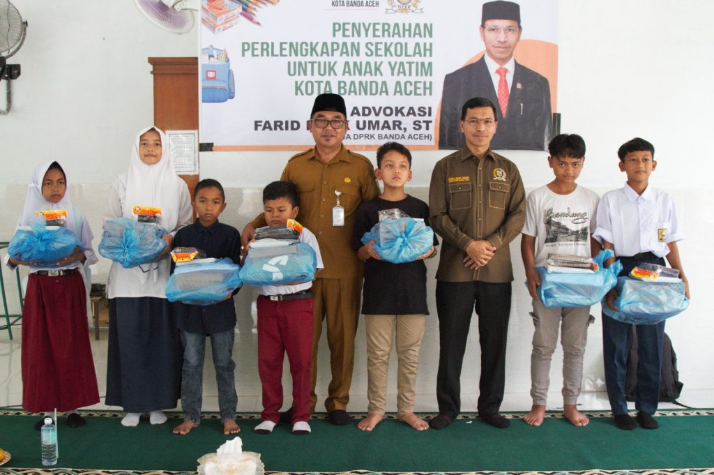 Farid Nyak Umar Serahkan Perlengkapan Sekolah untuk Anak Yatim