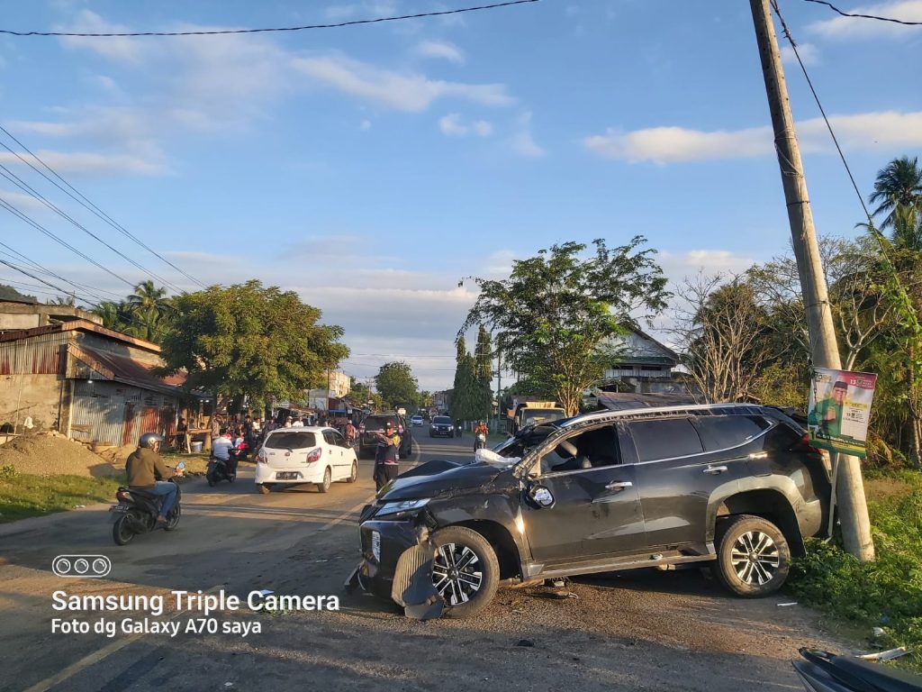 Polisi Tangani Kasus Laka Lantas Mobil Pajero Tabrak Tiang Baliho di Lampisang