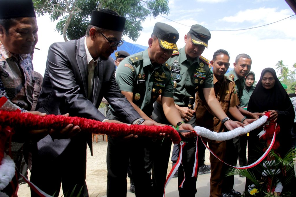 Dandim 0101/KBA Dampingi Irdam IM Resmikan RTLH dan Sumur Bor di Desa Siron Blang
