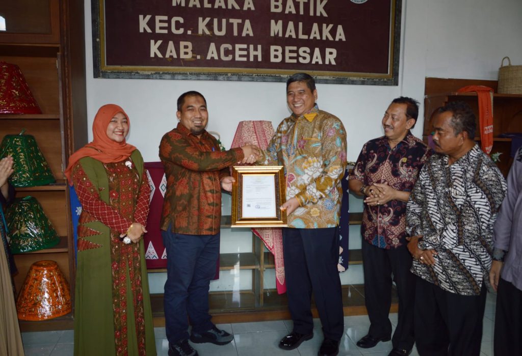 Kemenkumham Serahkan Hak Paten Merek ‘NYAN CAP’ untuk Dekranasda Aceh Besar