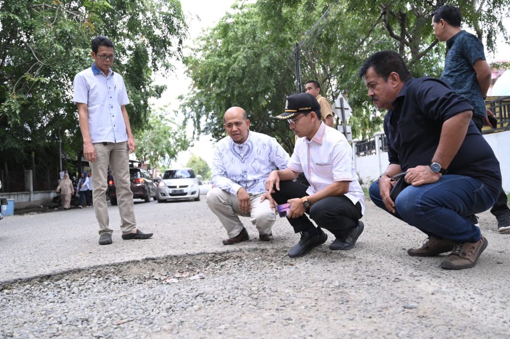 Ketua DPRK Banda Aceh Tinjau Pengerjaan Ruas Jalan Gampong Mulia
