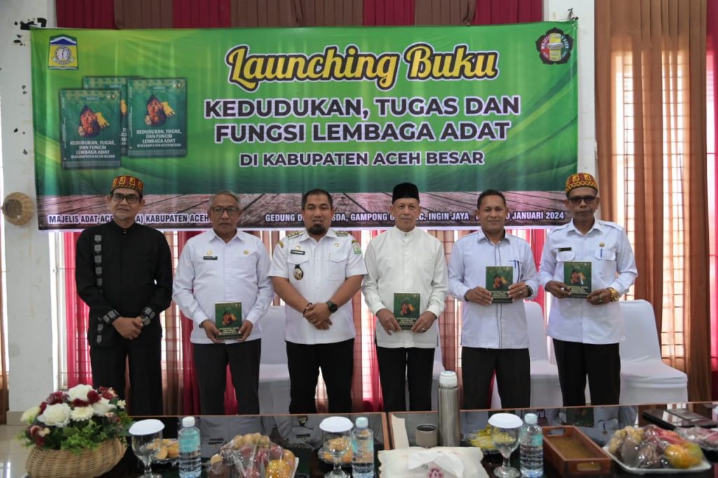 Pj Bupati Aceh Besar Launching Buku Kedudukan Tugas dan Fungsi Lembaga Adat