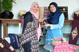 Pj Ketua Dekranasda Aceh Besar Sambut Ketua PIA Ardhya Garini di Rumah Malaka Batik