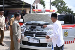 Farid Nyak Umar Serahkan Mobil Ambulans untuk Gampong Lampulo
