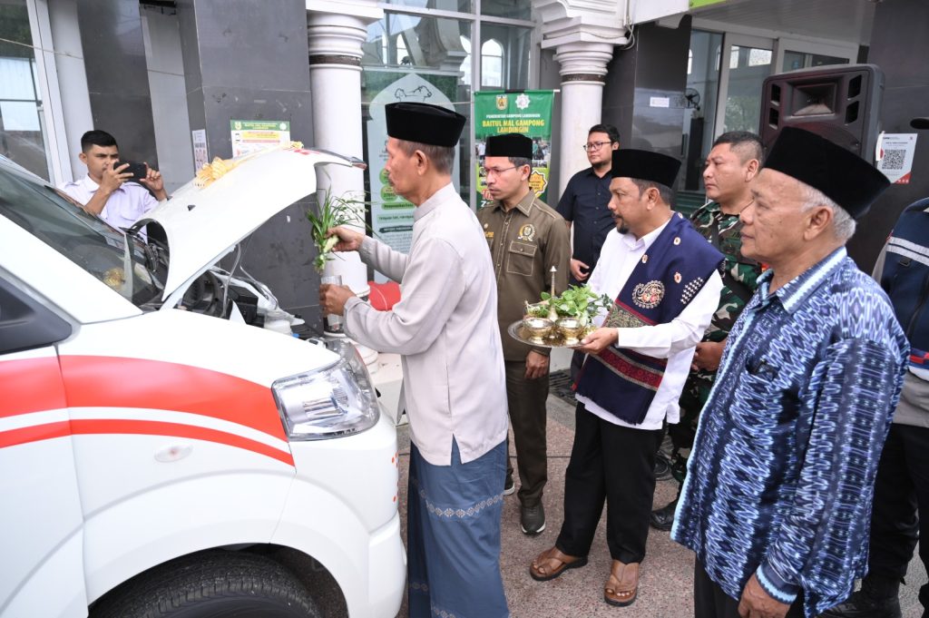 Gampong Lamdingin Terima Mobil Ambulans dari Ketua DPRK Banda Aceh