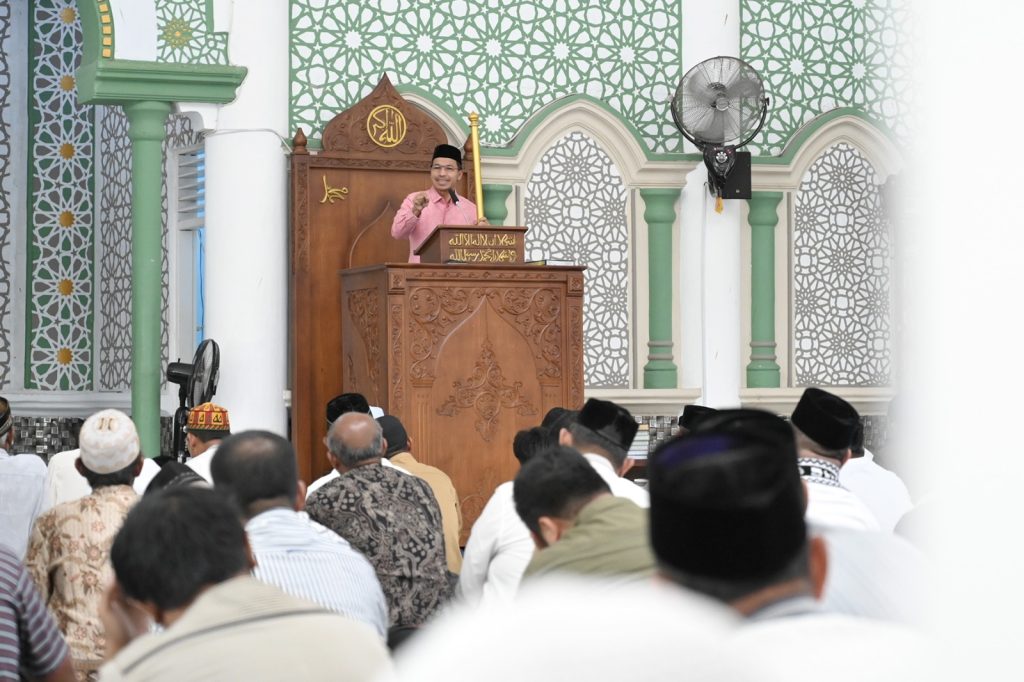Ketua DPRK Isi Khutbah di Masjid Al-Mukarramah Gampong Mulia