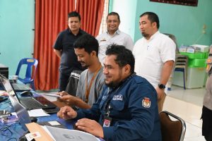 Pj Bupati Aceh Besar Pantau Proses Input Data Hasil Pemilu di Kecamatan