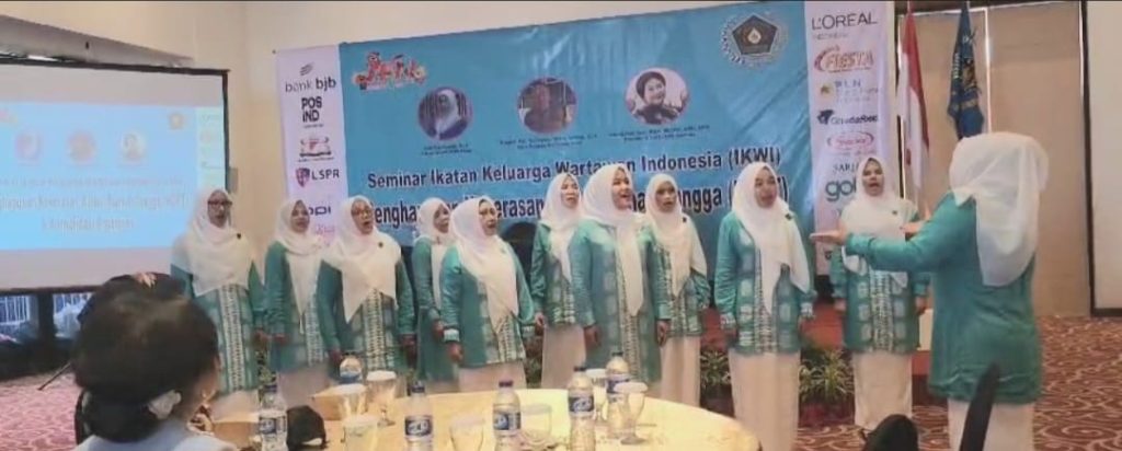 Pj Bupati Aceh Besar, Apresiasi IKWI Aceh Kenakan Batik Khas Aceh Besar ‘Nyan Cap’ di Pentas HPN 2024