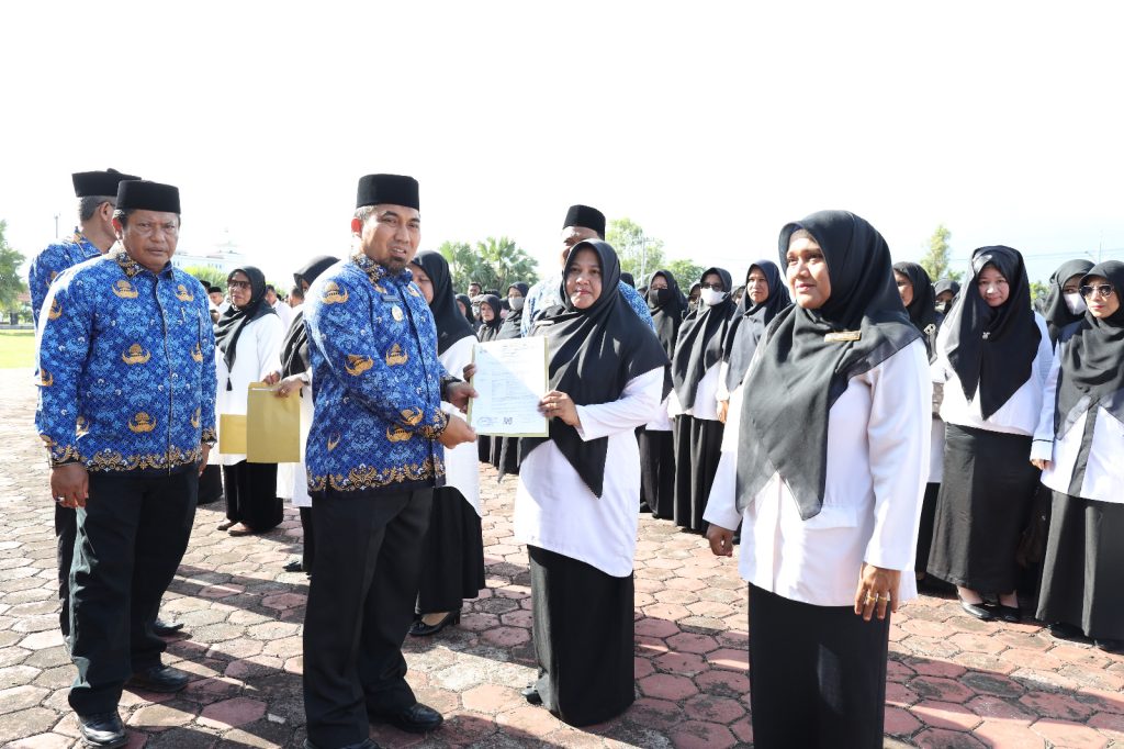 Pj Bupati Aceh Besar Serahkan SK Perpanjangan Kerja Guru Kontrak dan Guru PPPK