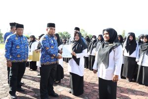 Pj Bupati Aceh Besar Serahkan SK Perpanjangan Kerja Guru Kontrak dan Guru PPPK