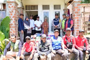 Pemkab Aceh Besar Serahkan Bantuan Kepada Korban Kebakaran di Gampong Rabo