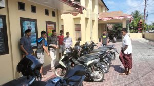 Pemuda Lamdingin Serahkan Lima Sepeda Motor ke Polsek Kuta Alam