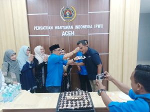 Pemotongan Kue Ulang Tahun dari PT SBA Warnai Syukuran HPN 2024 di PWI Aceh