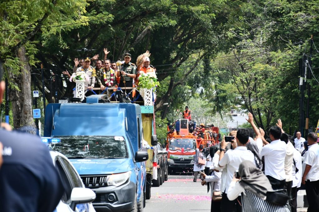 Kedatangan Piala Adipura XI Disambut Antusias Warga Kota