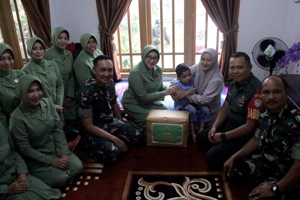 Dandim 0101/Kota Banda Aceh dan Ketua Persit Serahkan Bantuan Kepada Keluarga Anggota Berkebutuhan Khusus