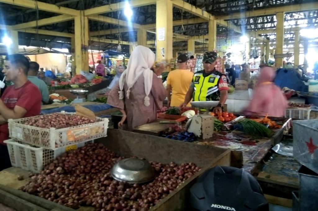 Anggota Koramil 11/Darul Imarah Pantau Harga Sembako di Pasar Pagi Keutapang Dua