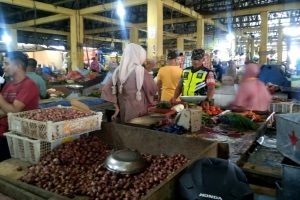 Anggota Koramil 11/Darul Imarah Pantau Harga Sembako di Pasar Pagi Keutapang Dua
