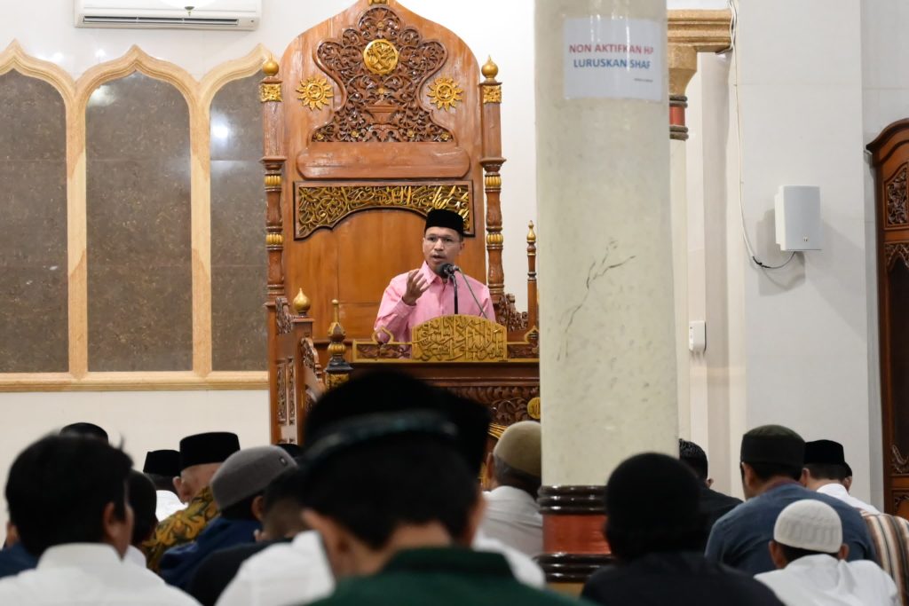 Ketua DPRK Banda Aceh Menjadi Peceramah Tarawih di Masjid Al Badar