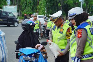 Polantas Aceh Hadir, Bagikan 100 Takjil Setiap Hari Selama Ramadhan