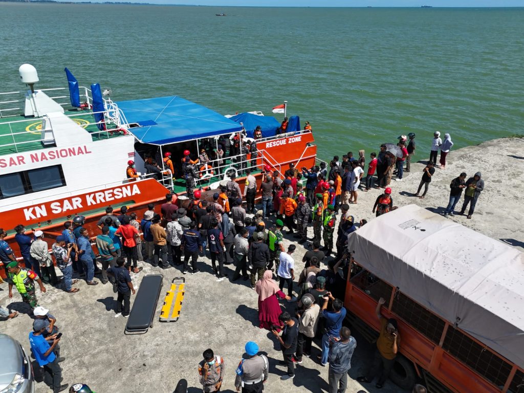 Basarnas Evakuasi Korban Selamat dari Kapal Pengungsi Rohingya Tenggelam di Perairan Aceh Barat