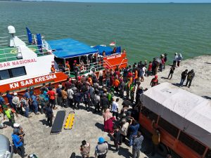 Basarnas Evakuasi Korban Selamat dari Kapal Pengungsi Rohingya Tenggelam di Perairan Aceh Barat