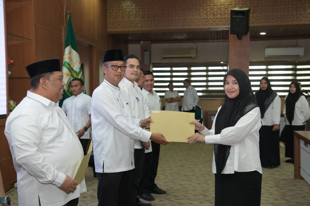 Pemerintah Aceh Serahkan SK Tenaga Kontrak