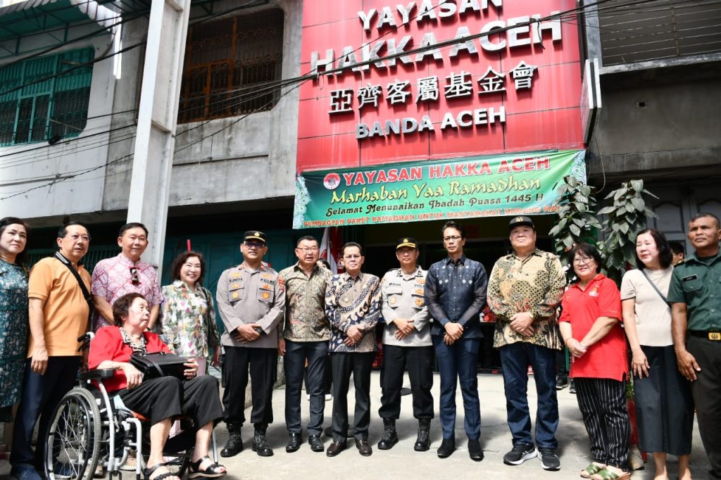 Pj Wali Kota Bersama Yayasan Hakka Aceh Bagi Paket Ramadhan Kepada Warga