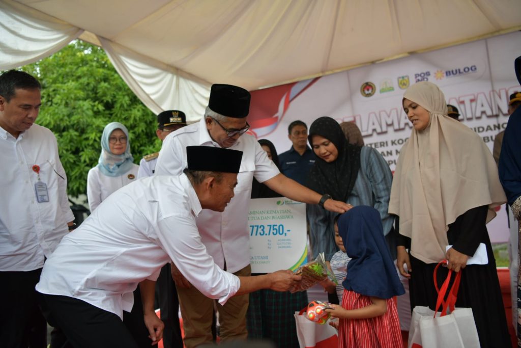 Pj Gubernur Dampingi Menko PMK Kunjungi Warga Penerima Bantuan Pemerintah
