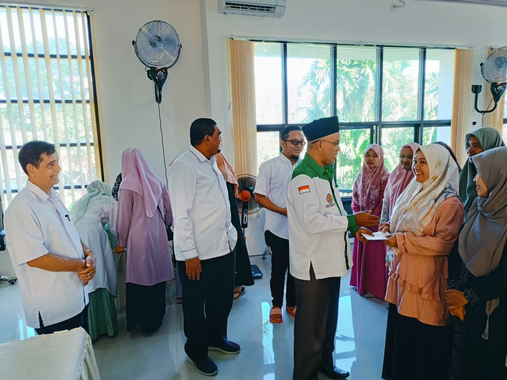 Jelang Idul Fitri, Kemenag Aceh Besar Santuni Fakir Miskin dan Tenaga Bakti