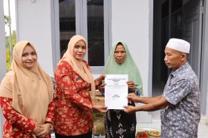 Ketua TP PKK Aceh Serahkan Rumah Bantuan DWP untuk Nek Salamah