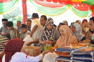 Warga Membludak Datangi Bazar Pangan Murah Pemkab dan Kejari Aceh Besar