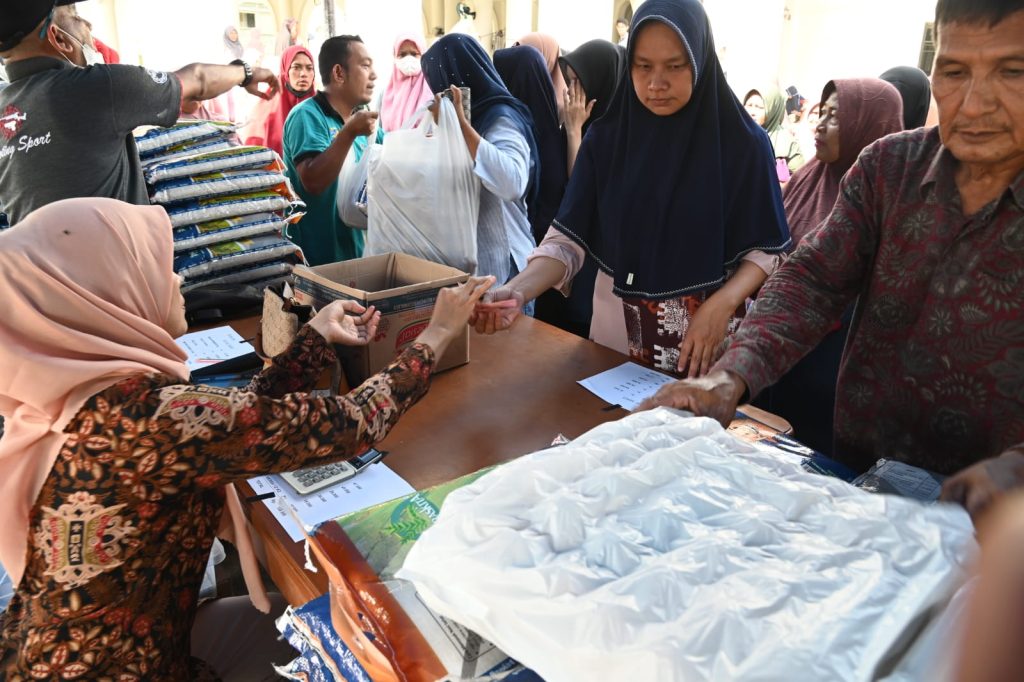 Giliran Warga Peukan Bada Nikmati Bazar Pangan Murah Pemkab Aceh Besar