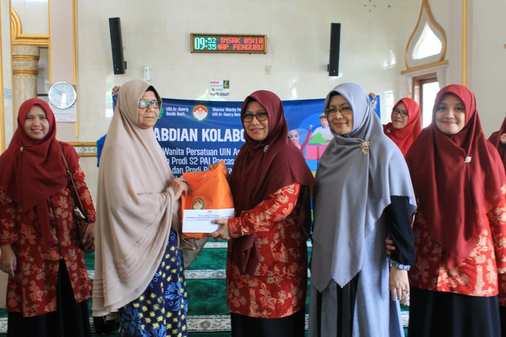 DWP UIN Ar-Raniry Bagikan Paket Ramadhan dan Idul Fitri untuk Kaum Dhuafa