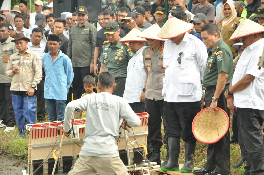 Pj Bupati Aceh Besar Dampingi Pj Gubernur Hadiri Gerakan Tanam Antisipasi Darurat Pangan