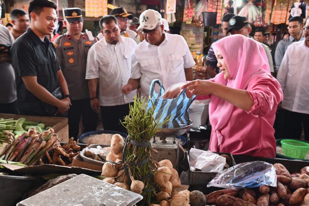Pj Bupati Aceh Besar Dampingi Gubernur Pantau Stok dan Harga Pangan di Pasar Lambaro