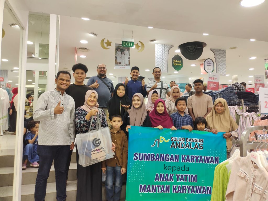 Badan Dakwah Islam dan Serikat Pekerja Semen Andalas Berbagi Kebahagian Bersama Anak Yatim