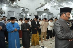 Pj Gubernur Aceh dan Forkopimda Shalat Ied Bersama Ribuan Jama’ah di Masjid Raya Baiturrahman