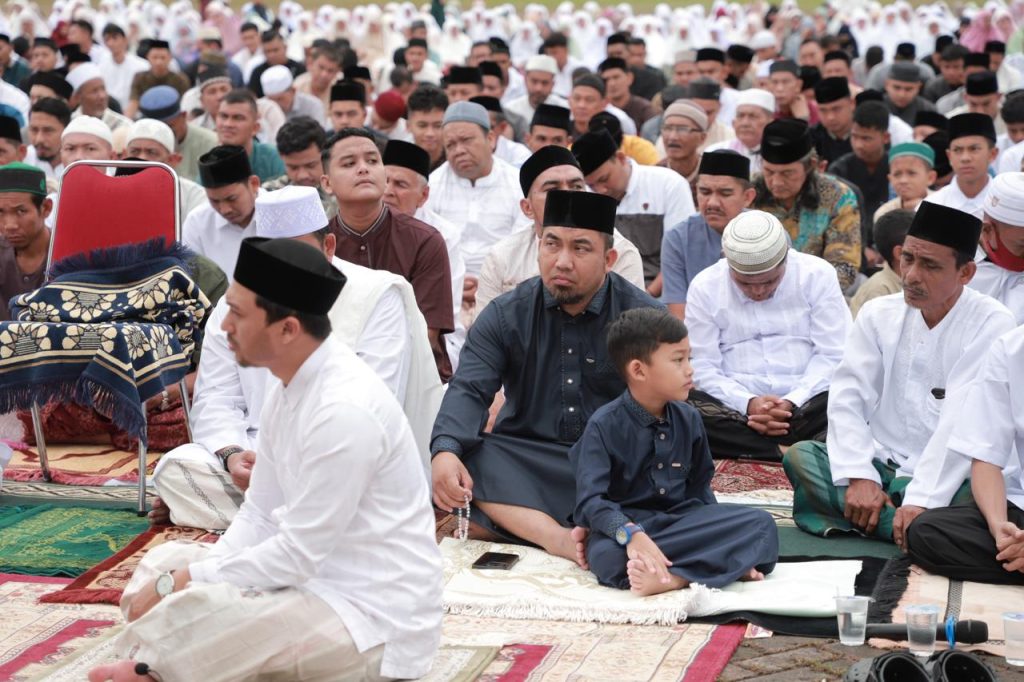 Pj Bupati Iswanto Shalat Ied Bersama Ribuan Warga di Lapangan Bungong Jeumpa